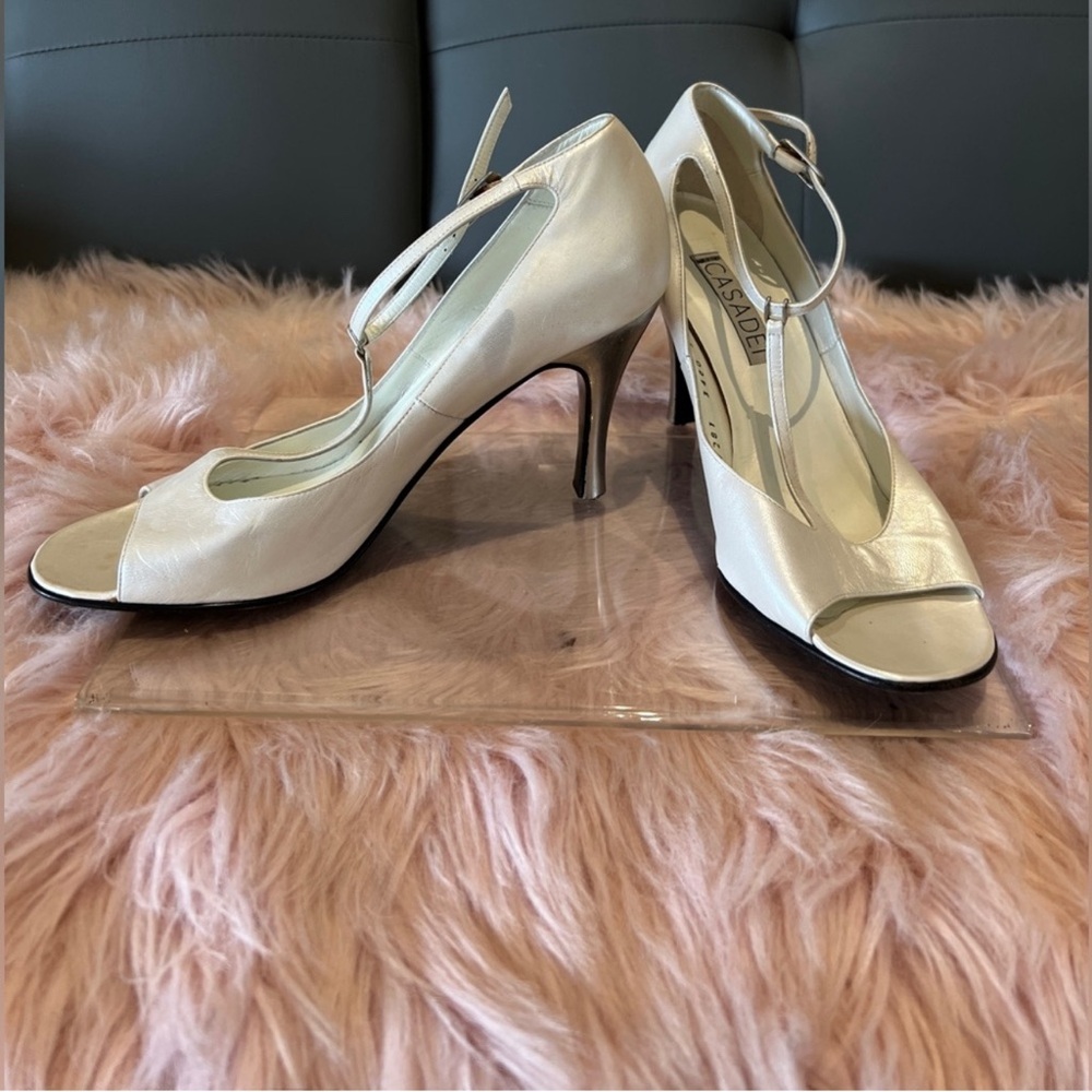 Casadei Elegant Vintage White Peep-Toe Heels